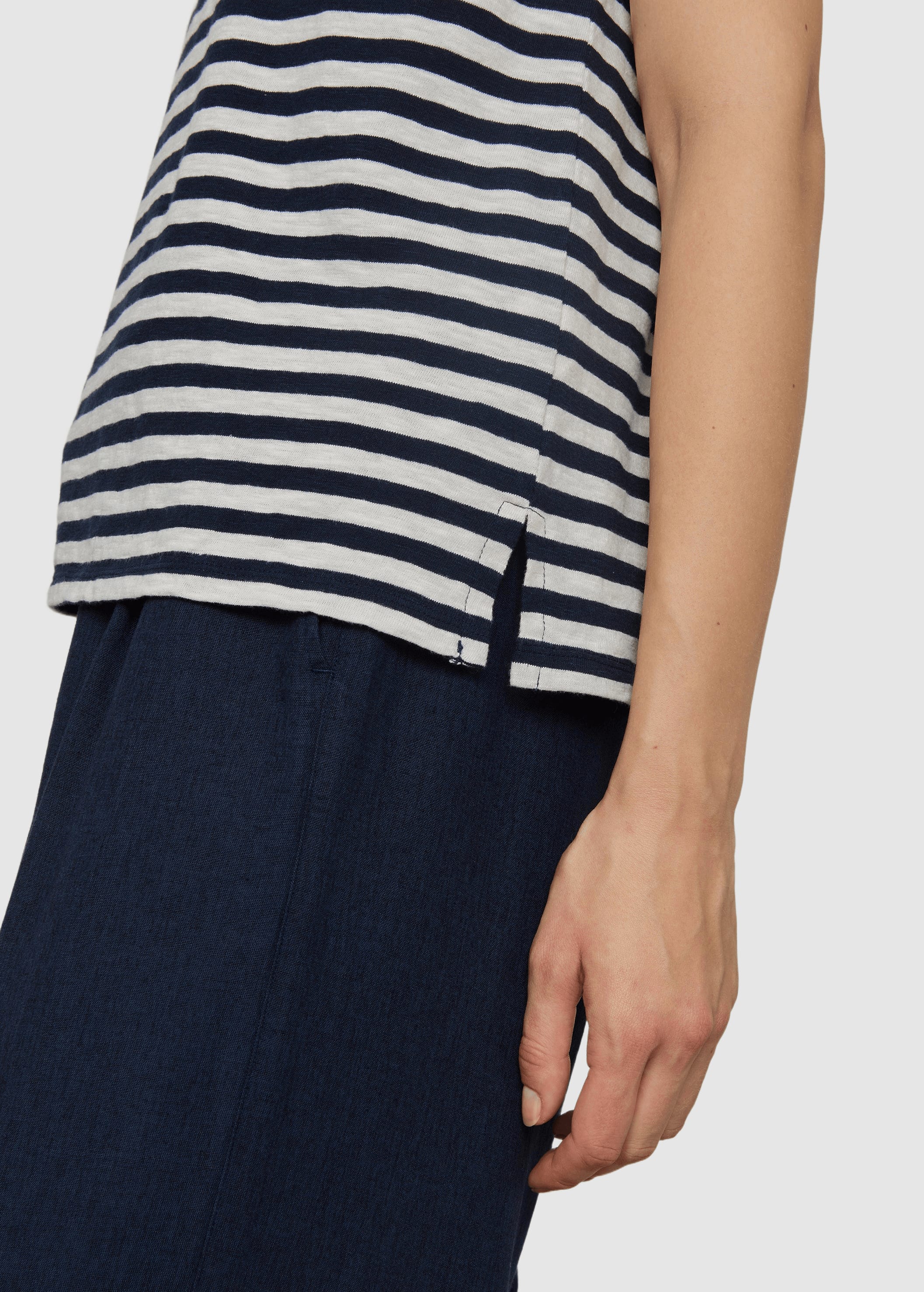recolution-t-shirt-zinnia-stripes-dark-navy-3.jpeg T-Shirt Zinnia Stripes Dark Navy