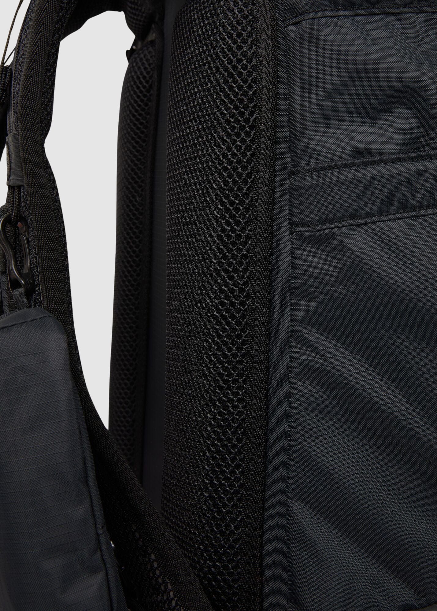 Komut Medium Pure Black Komut Medium Pure Black
