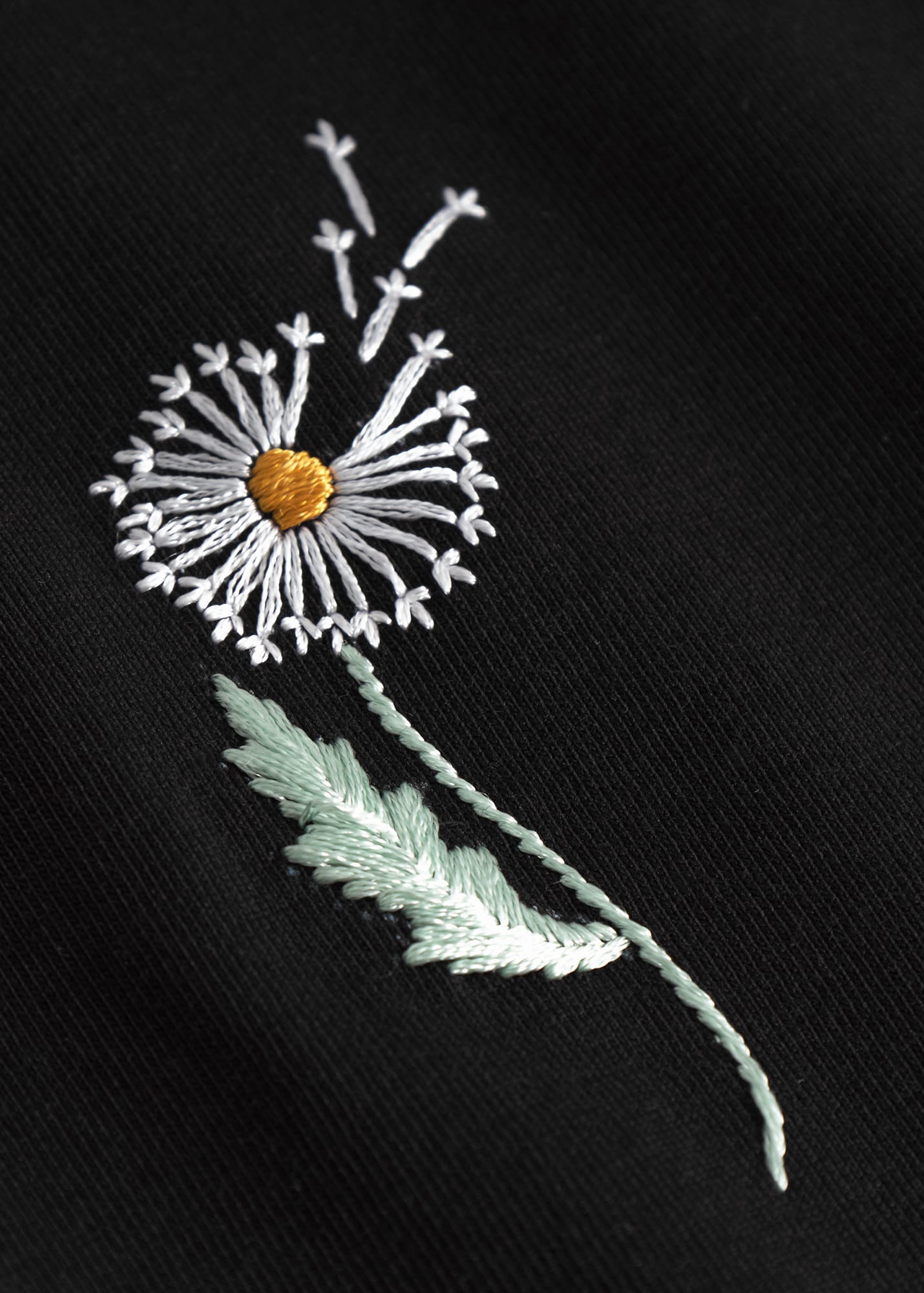 T-Shirt Visby Dandelion Emb Black T-Shirt Visby Dandelion Emb Black