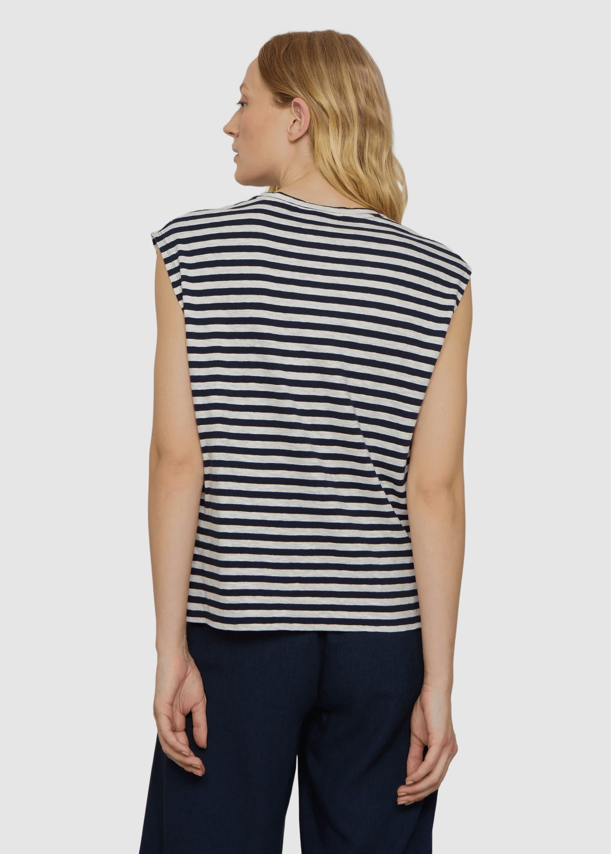 recolution-t-shirt-zinnia-stripes-dark-navy-4.jpeg T-Shirt Zinnia Stripes Dark Navy