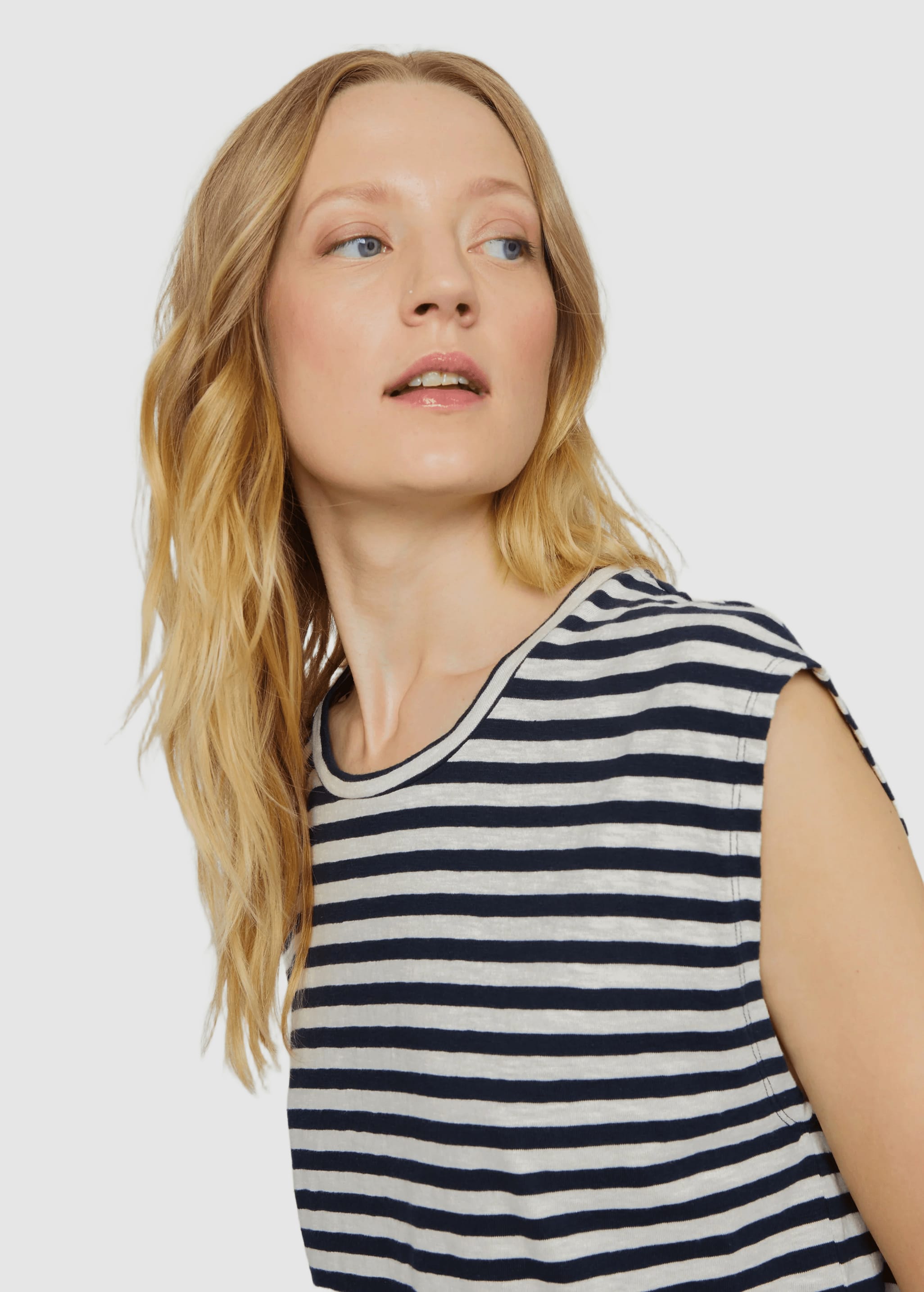 recolution-t-shirt-zinnia-stripes-dark-navy-1.jpeg T-Shirt Zinnia Stripes Dark Navy